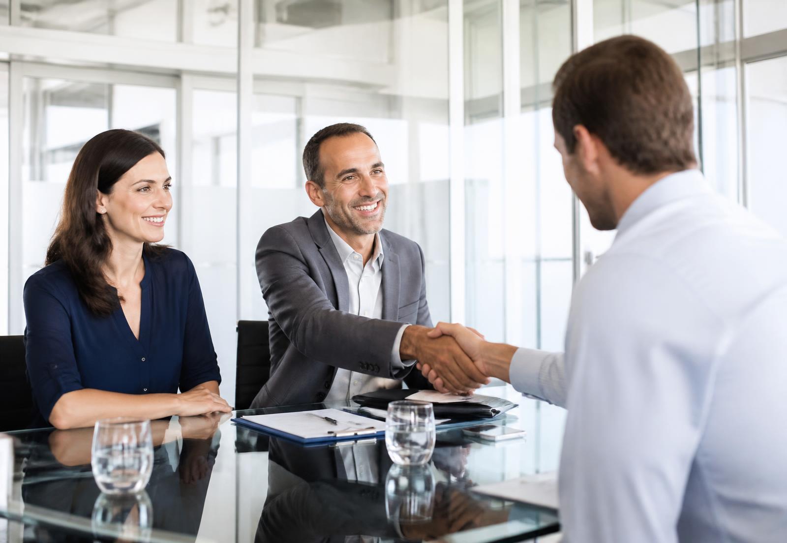 Consultores da Goiabal atendendo um cliente em reunião